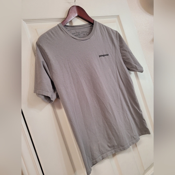 Patagonia Women's Gray Graphic Logo T-Shirt Size Medium Double Sided - Picture 3 of 4